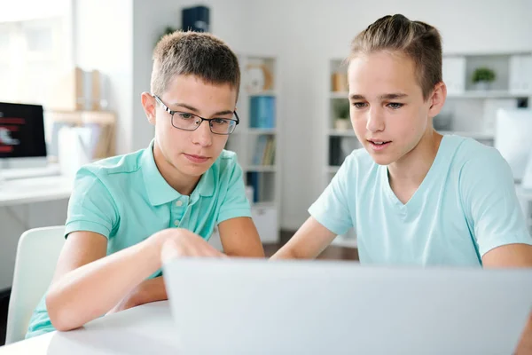 Dos Colegiales Discutiendo Datos Línea Pantalla Del Ordenador Portátil Mientras — Foto de Stock