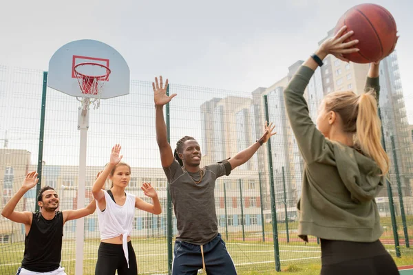 Grupo Estudiantes Interculturales Amigos Ropa Deportiva Jugando Baloncesto Patio Recreo — Foto de Stock