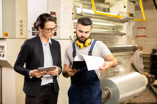 Dos Jóvenes Trabajadores Fábrica Que Leen Documento Con Descripción Nuevos — Foto de Stock