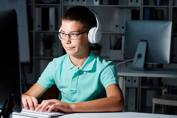 Smart Seriös Skolpojke Hörlurar Tittar Datorskärmen Mörker Medan Arbetar Sent — Stockfoto