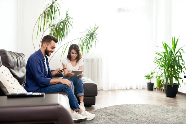 Positives Junges Paar Lässigen Outfits Das Auf Einem Bequemen Sofa — Stockfoto