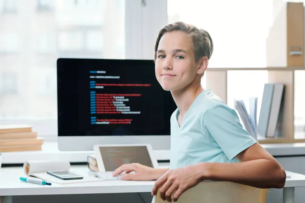 Zeitgenössischer Junge Freizeitkleidung Der Dich Ansieht Während Der Schule Schreibtisch — Stockfoto