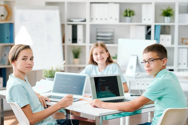 Grupo Alunos Inteligentes Ensino Médio Olhando Para Você Sala Aula — Fotografia de Stock