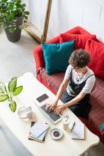 Jovem Gerente Escritório Feminino Trabalhando Remotamente Frente Laptop Enquanto Sentado — Fotografia de Stock