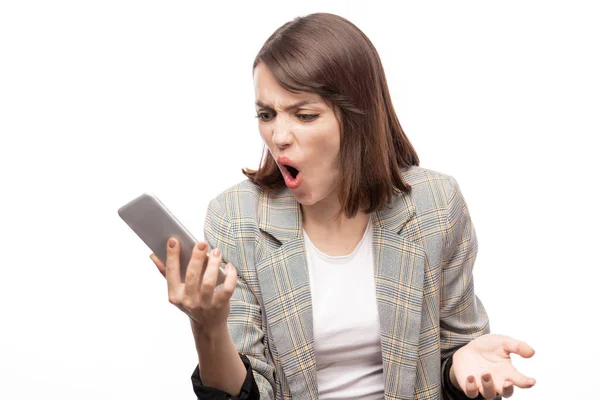 Junge Wütende Geschäftsfrau Schaut Auf Nachricht Smartphone Und Drückt Ihre — Stockfoto