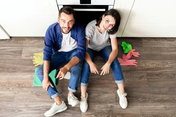 Vista Ángulo Alto Feliz Pareja Joven Sin Preocupaciones Ropa Casual — Foto de Stock