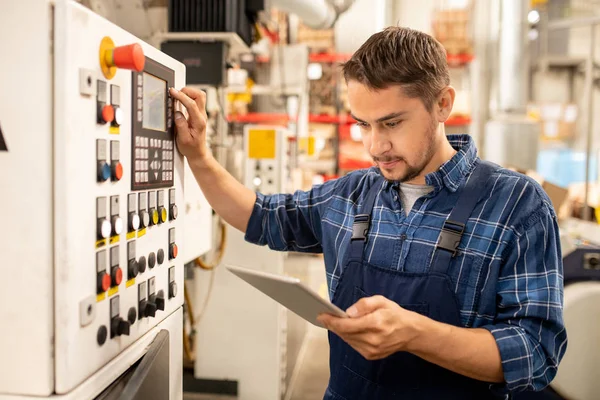 Joven Técnico Fábrica Que Busca Través Instrucciones Línea Mientras Elige — Foto de Stock