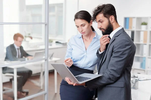 Ritratto Vita Due Colleghi Lavoro Che Utilizzano Computer Portatile Mentre — Foto Stock