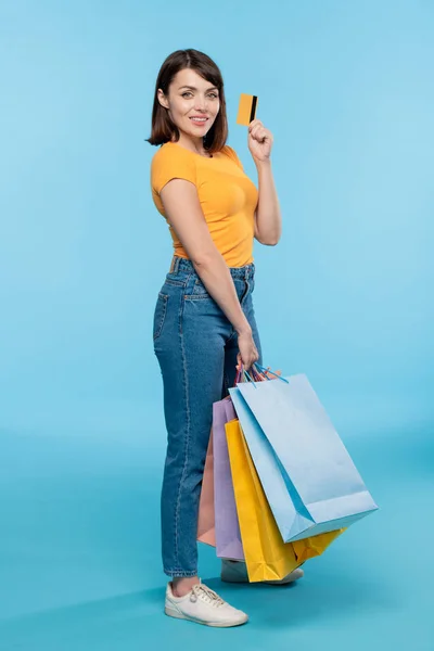 Framgångsrik Kvinnlig Shopper Visar Kreditkort Samtidigt Bära Massa Shoppingväskor Isolering — Stockfoto