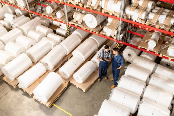 Dois Jovens Engenheiros Grande Fábrica Processamento Consultoria Sobre Pontos Trabalho — Fotografia de Stock