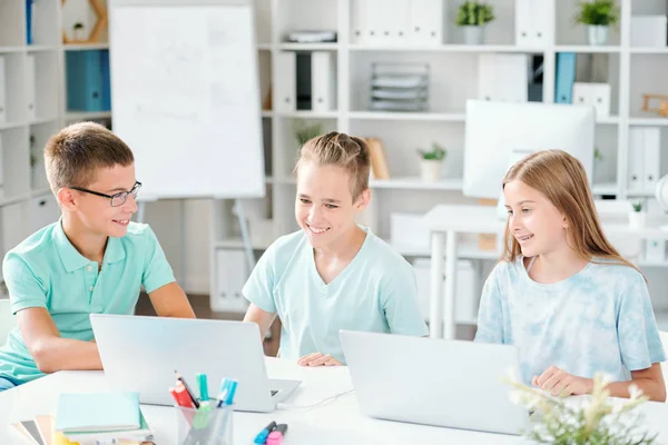 Grupp Samtida Skolbarn Titta Online Video Laptop Medan Förbereder För — Stockfoto