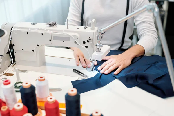 Hands Male Tailor Sewing Machine Holding Dark Blue Piece Textile — Stock Photo, Image