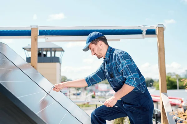 Young Technician Master Workwear Bending Solar Panel Roof While Adjusting — Stock Photo, Image