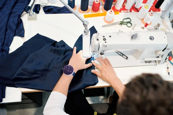 Руки Молодого Человека Помощью Швейной Машинки Работающей Над Одним Заказов — стоковое фото