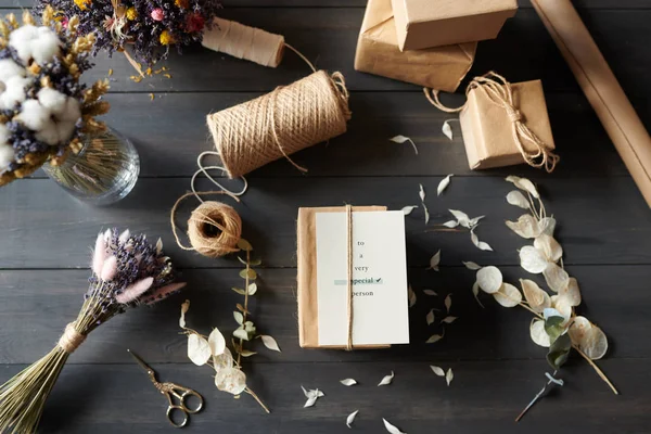 Oben Ansicht Der Verpackten Geschenke Auf Dem Tisch Mit Chaotischen — Stockfoto