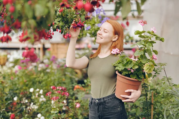 Ragazza Rossa Allegra Camicia Kaki Toccando Fiori Rossi Sul Ramoscello — Foto Stock