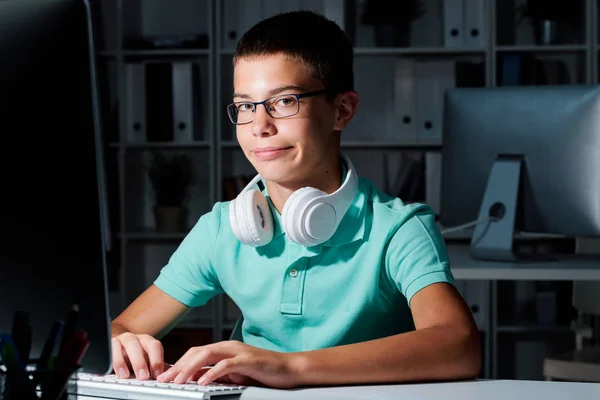 Joven Colegial Serio Con Anteojos Mirándote Mientras Haces Networking Tarde —  Fotos de Stock