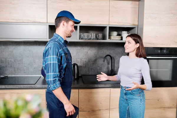 Young Housewife Explaining Technician Household Maintenance Service What Kitchen Equipment — Stock Photo, Image