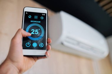 İnsan elinde akıllı telefonun sergilenmesinde gösterilen odadaki optimum hava sıcaklığı