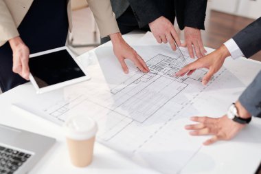 Ofiste ki toplantı sırasında plan ve taslakları tartışan iş ekibinin kapatılması, kopyalama alanı