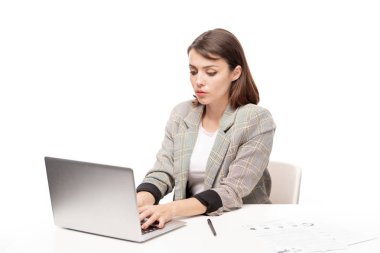 Net gezinirken dizüstü bilgisayar önünde oturan formalwear genç meşgul kadın ofis yöneticisi veya sekreter