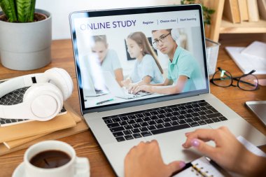 Genç kız öğrenci tarafından masa başı olarak kullanılan ekraneğitim web sitesinin ana sayfası ile Laptop