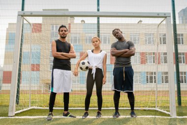 Üniversitelerarası erkekler ve beyaz kız net tarafından sahada duran oluşan Kolej futbol takımı