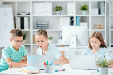 Bir akıllı okul çocuklar kendi okul projesi için bilgi alabilir onun sınıf arkadaşı meraklı web sitesi gösteren