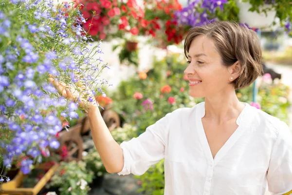 Giovane Fiorista Allegro Guardando Mazzo Piccoli Fiori Blu Nel Centro — Foto Stock