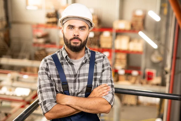 Joven Contratista Confianza Personal Ingeniería Que Mira Almacén Zona Fábrica —  Fotos de Stock