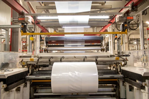 Máquina Industrial Enorme Con Película Polietileno Transparente Recién Producida Laminada —  Fotos de Stock