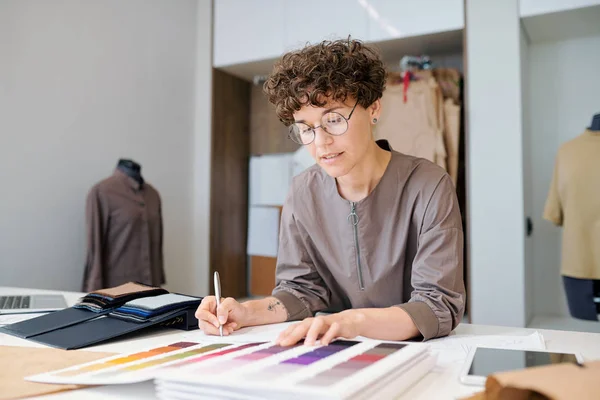 Joven Empresaria Ropa Casual Anteojos Mirando Través Colectioln Muestras Textiles — Foto de Stock