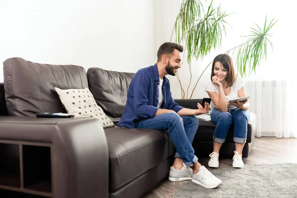 Lächelnder Hübscher Junger Mann Zeigt Smartphone Bildschirm Während Internet Nachrichten — Stockfoto