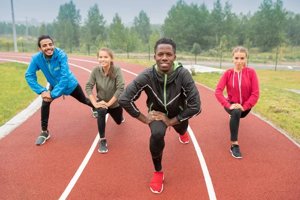 Jovens Amigos Interculturais Saudáveis Activewear Exercício Pistas Corrida Estádio Livre — Fotografia de Stock