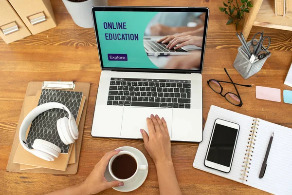 Ofiste veya evde işyeri tarafından ağ sırasında dizüstü bilgisayarın tuş takımı üzerinde insan eli görünümü