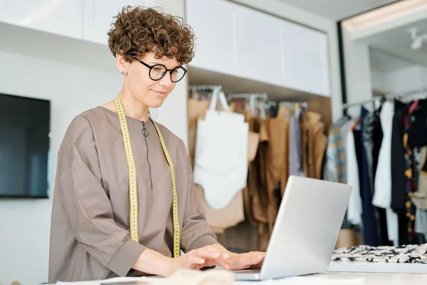 Bastante Profesional Diseño Ropa Pie Delante Computadora Portátil Mientras Busca — Foto de Stock