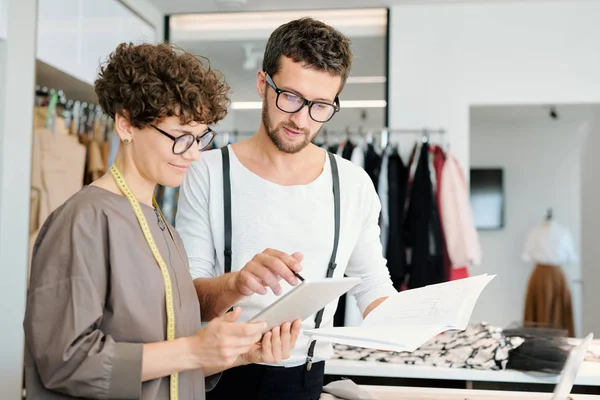 Bastante Joven Sastre Femenino Colega Discutiendo Nuevas Ideas Para Colección — Foto de Stock