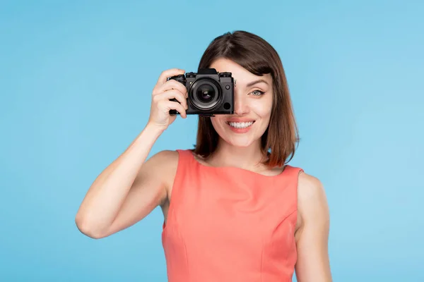 Attractive Brunette Elegant Red Dress Holding Camera Her Eye While — Stock Photo, Image