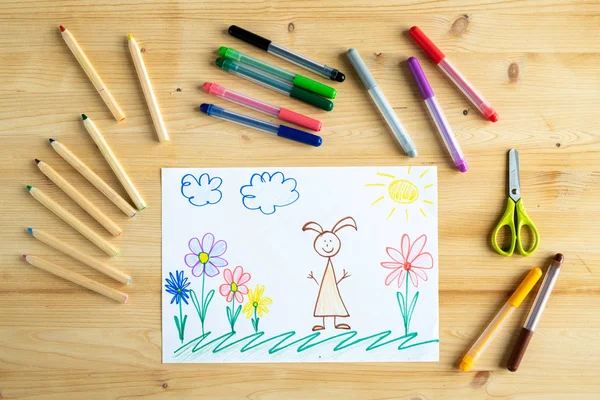 Desenho Criança Estudante Escola Elementar Que Jaz Mesa Madeira Com — Fotografia de Stock