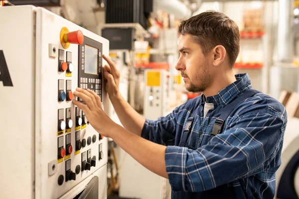 Joven Trabajador Serio Pie Frente Panel Control Mientras Elige Los — Foto de Stock