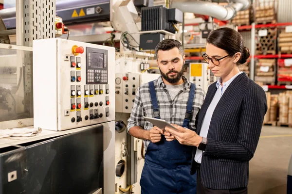 Joven Socia Negocios Rollo Formalwear Tableta Mientras Busca Datos Técnicos — Foto de Stock