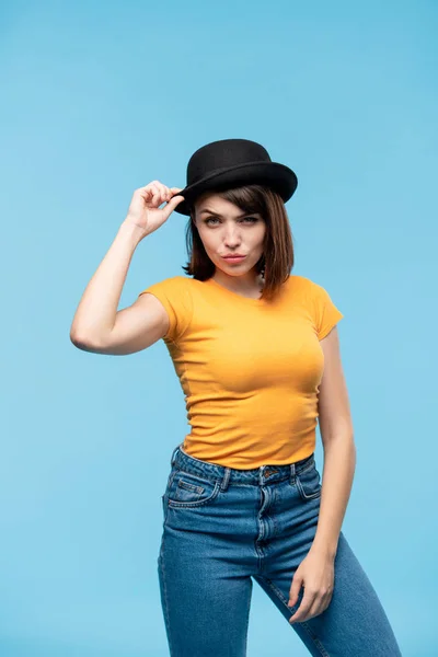 Giovane Donna Casual Con Cappello Nero Shirt Gialla Jeans Blu — Foto Stock