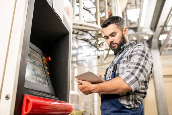 Trabajador Joven Barbudo Producción Del Polímero Que Mira Través Datos — Foto de Stock