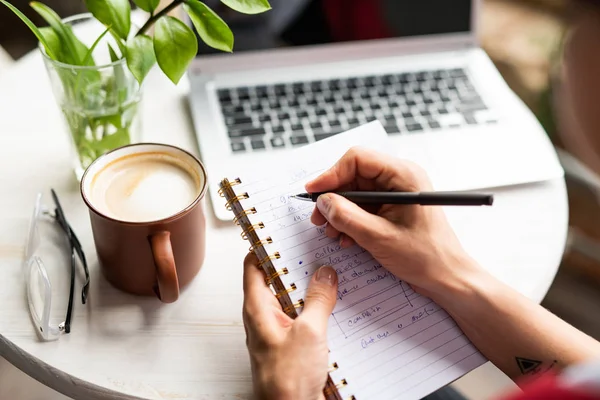 Mãos Femininas Segurando Notebook Caneta Fazer Notas Trabalho Por Mesa — Fotografia de Stock