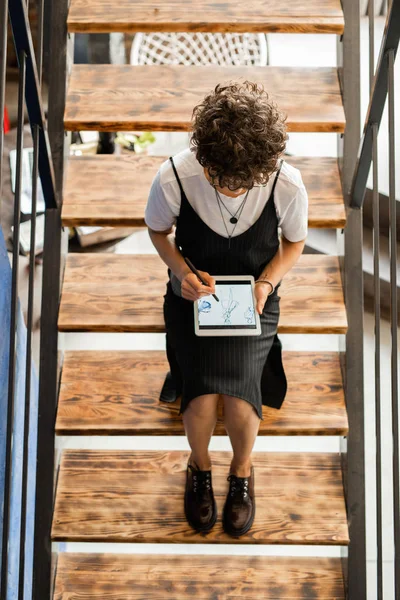 Dijital Tablet Kalem Ile Genç Kadın Tasarımcı Merdiven Üzerinde Otururken — Stok fotoğraf