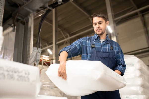 Jovem Vestuário Trabalho Carregando Saco Branco Pesado Com Grânulos Polímero — Fotografia de Stock