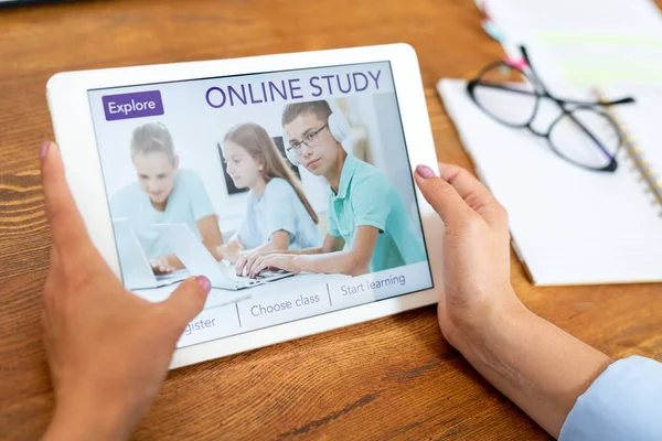 Unga Kvinnliga Studenten Pedagogiska Webbplats Kommer Att Komma Systemet För — Stockfoto