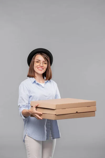 Lycklig Ung Casual Kvinna Med Bunt Kartong Paket Leverera Pizza — Stockfoto