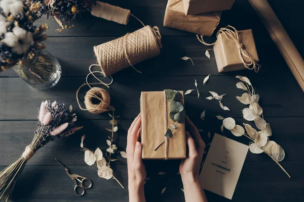 Directly View Woman Packing Gifts Kraft Paper Using Twig Decoration — Stock Photo, Image