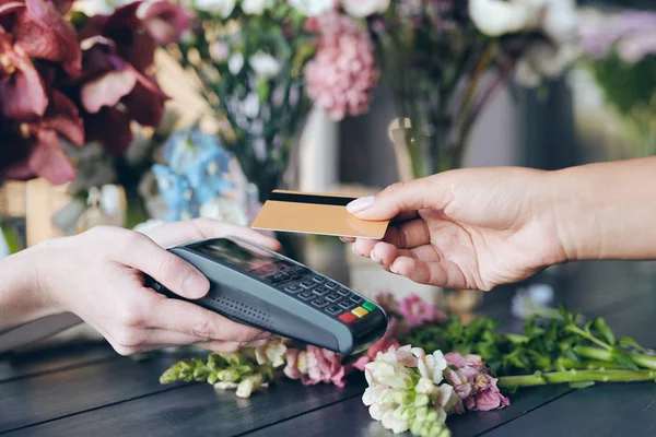 Primer Plano Del Cliente Que Pone Tarjeta Inalámbrica Terminal Mientras — Foto de Stock